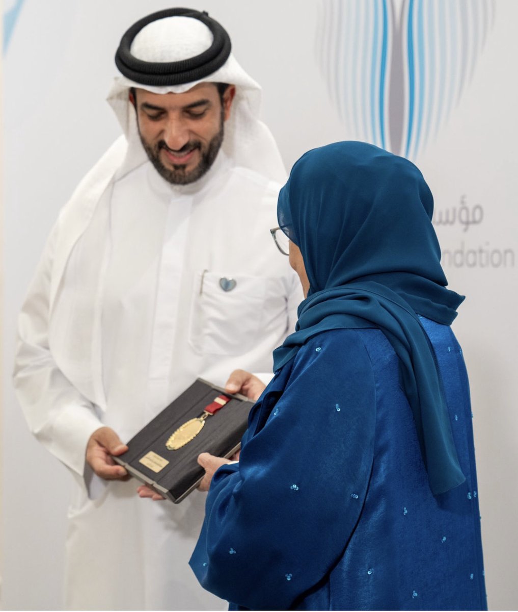 تشرفنا اليوم بتكريم ابن الشارقة البار، الشيخ سلطان بن أحمد القاسمي، صاحب اليد الكريمة والروح المعطاءة، الذي يحرص على بذل الخير وخدمة الإنسانية في جميع الظروف حتى قبل انضمامه لمبادرات مؤسسة القلب الكبير. بوركت جهوده، ونسأل الله له السداد في أعماله السامية ليصبح القدوة التي يحتذى