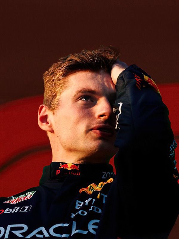 son yılların en yetenekli pilotu, Max Emilian Verstappen. 2 dünya şampiyonluğu, 41 yarış birinciliği, 85 podyum, 25 pol pozisyonu,3 grand slam.