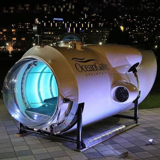 AdvoBarryRoux's tweet photo. The missing Titanic tour submarine now has less than 22 hours of oxygen left. There are 5 passengers- 3 business men, 1 teenager &amp; the ocean gate creator. The Passengers on the missing submarine paid $200,000 each for the tour of the Titanic on the bottom of the Atlantic Ocean. https://t.co/3gneJcmzQA