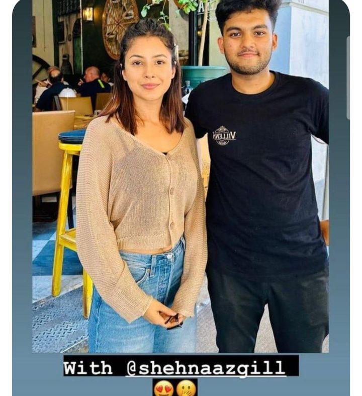 Shehnaazgill with her fan

#SHEHNAAZGILL #Shehnaazians #ShehnaazGallery