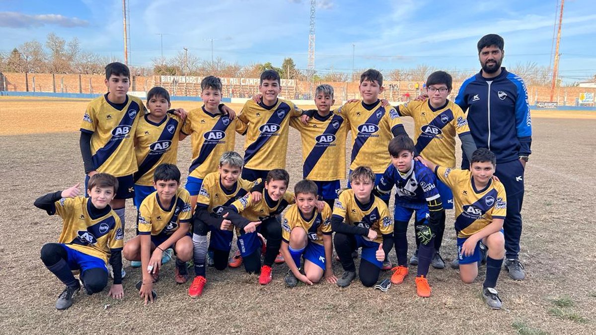 clubbenhur's tweet photo. ⚽️ #Infantiles. Este fin de semana, todas las categorías menores de #BenHur participaron del #Torneo de fútbol organizado por el Club Quilmes. La #BH estuvo presente con 7 equipos. La #Cat2015 se consagró Campeón de Copa de Plata.
#VamosBenHur 🔵⚪🔵 https://t.co/juaqRTASS0