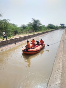 #helpinghands #SDRF राजस्थान कमांडेंट राज कुमार गुप्ता IPS के निर्देशन में SDRF रेस्क्यू टीम ने ओसिया #जोधपुर के अंतर्गत राजीव गांधी नहर में डूबे 60 वर्षीय बुजुर्ग के शव को बरामद किया। #BiparjoyCyclone
@PoliceRajasthan
@JdprRuralPolice @SDRFRaj