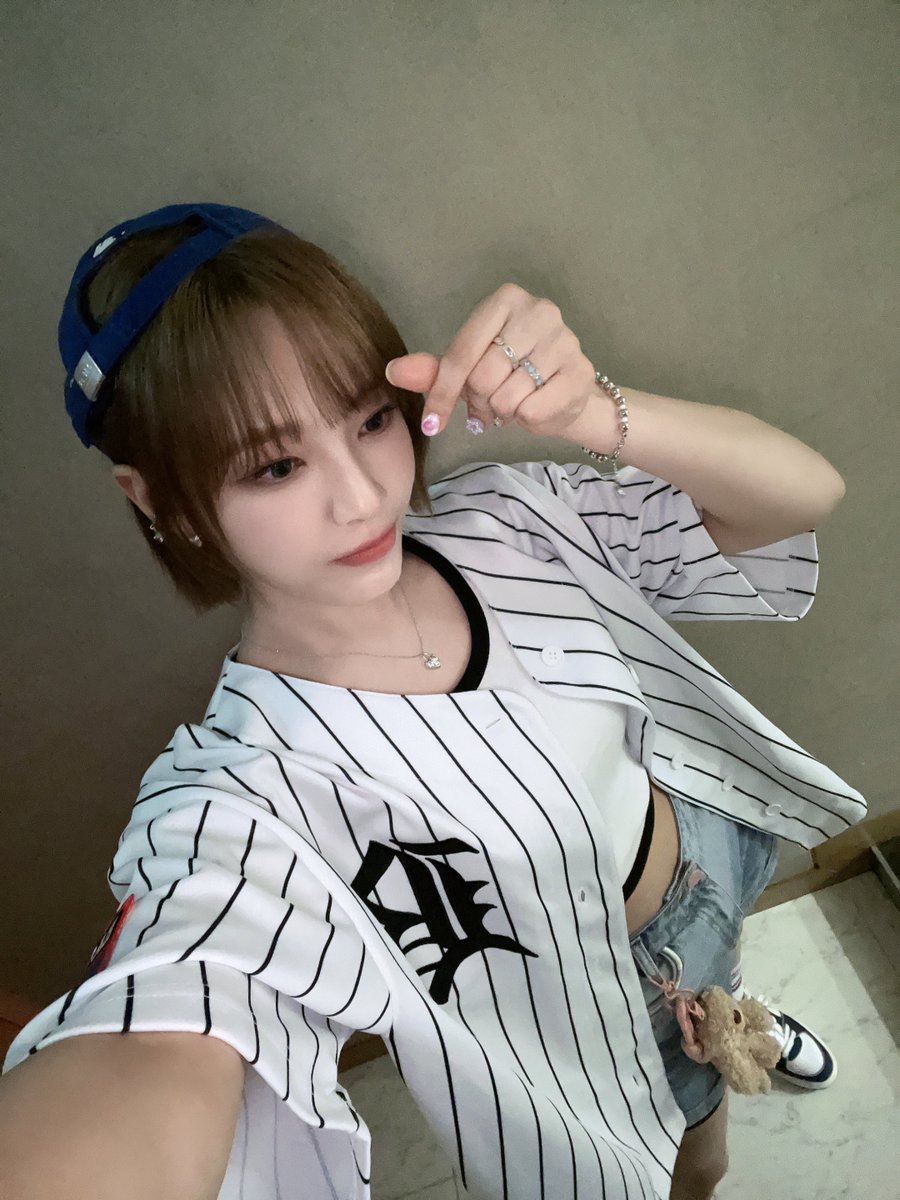 Billlieofficial's tweet photo. [#문수아] 오늘도 렛츠 깡!총!

#Billlie_Letter https://t.co/z9T6t2qVKZ