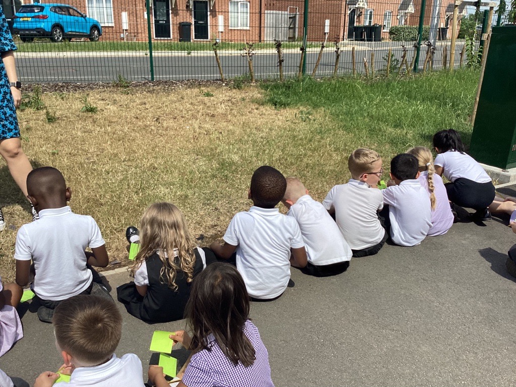 lowerfarmreach2's tweet photo. This week Recepton are comparing a town to the seaside. We went on a walk to look at what we can see and hear in our town Nuneaton. We worked in partners and wrote down our ideas, such as cars, houses, roads and traffic. We decided we definitely couldn't see the beach! https://t.co/mTtJP3396a