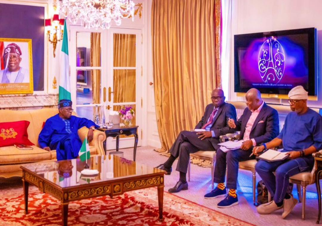 cubeoss's tweet photo. President Tinubu receives briefing from Wale Edun and other members of his delegation ahead of his participation at the Global Financing Pact summit convened by President Macron in France

That's the same Tinubu Sahara Reporters said was going to France for treatment 😄 https://t.co/I38EVomDep
