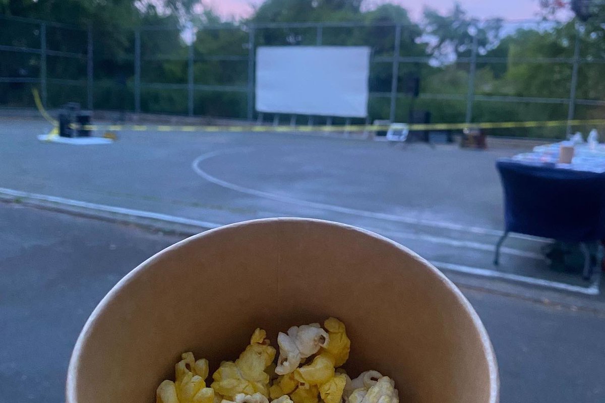 CMAmandaFarias's tweet image. Thanks to everyone who joined our Movie Night in #HardingPark!

It was great to join neighbors and @SenatorSerrano for a fun event. I hope you can join our last movie night of the summer on June 30th at Parque de Los Ninos! Don’t forget bring a blanket/chairs, we got the popcorn!