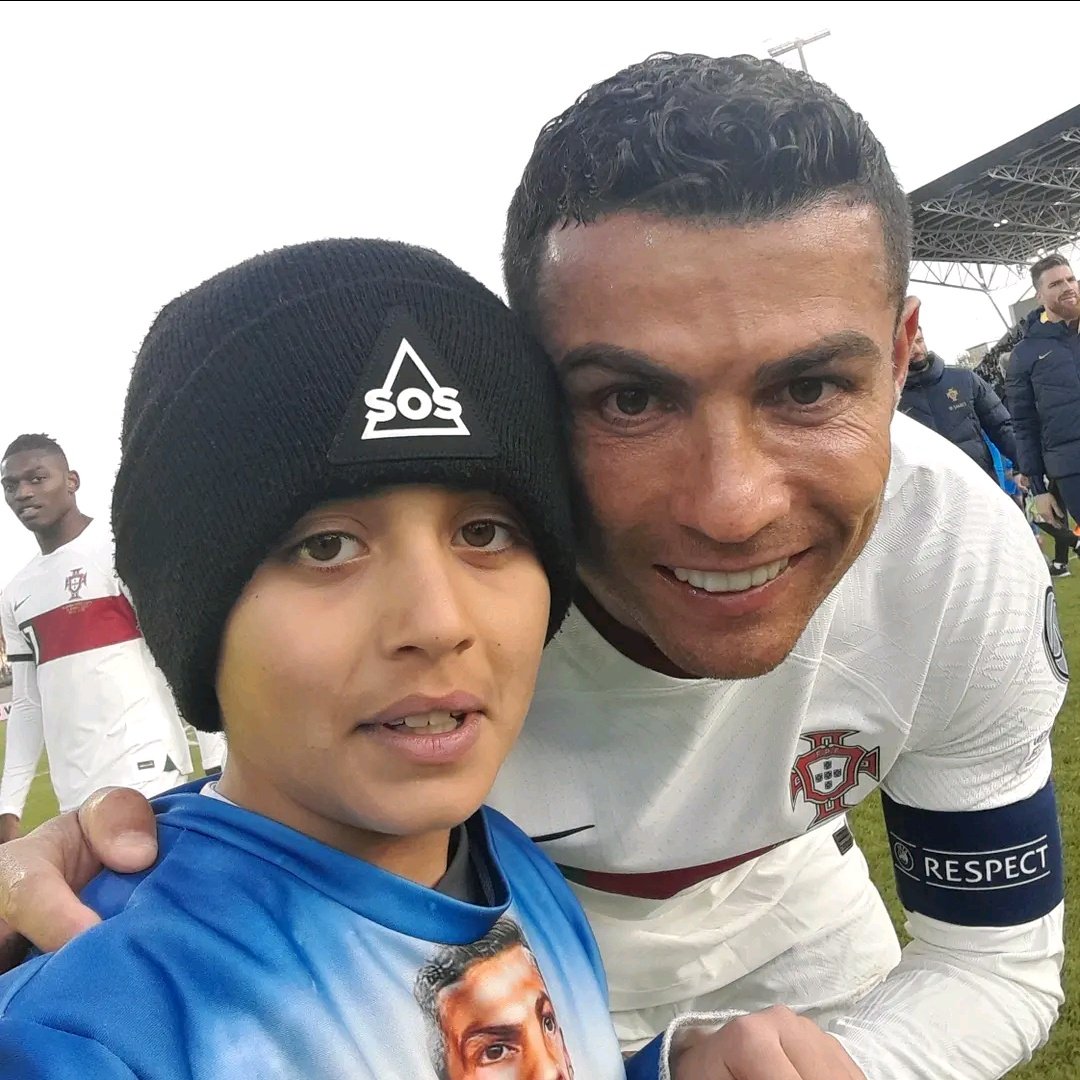 Daily Football — Cristiano Ronaldo takes a selfie with a fan at