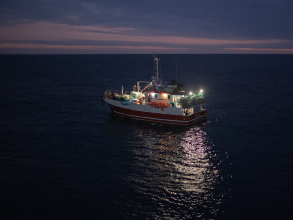 Fisheyelemag's tweet photo. Le photojournaliste français Alexis Sciard est l’auteur de « Route australe », véritable carnet de bord d’un voyage sur un bateau chargé d’assurer le déroulement des recherches scientifiques menées sur les îles subantarctiques : https://t.co/SCCiaHIsOb https://t.co/f7jroXcmSb
