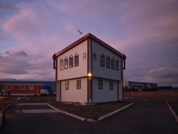 Fisheyelemag's tweet photo. Le photojournaliste français Alexis Sciard est l’auteur de « Route australe », véritable carnet de bord d’un voyage sur un bateau chargé d’assurer le déroulement des recherches scientifiques menées sur les îles subantarctiques : https://t.co/SCCiaHIsOb https://t.co/f7jroXcmSb