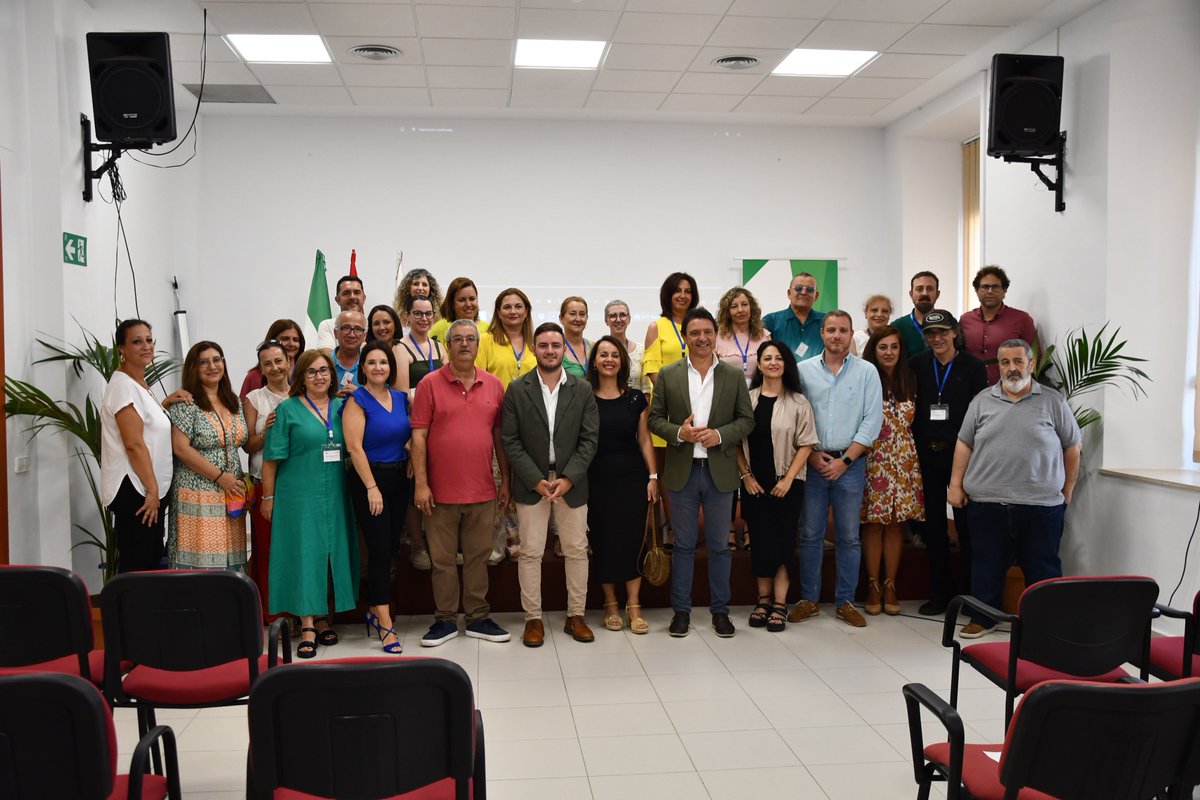 Ayto_SanRoque's tweet photo. Desempleados que han realizado el Programa de Empleo “Ciro Gil” han recibido hoy, sus certificados. El alcalde, J. C. Ruiz Boix, presidió el acto junto al delegado Territorial de la Junta, Daniel Sánchez y el delegado de Empleo de San Roque, Fernando Vega.
https://t.co/dGvcxwjAMT https://t.co/dRftly11nu
