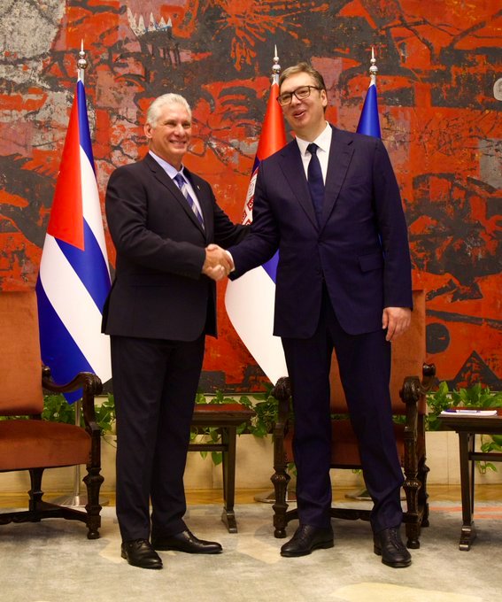 #CubaNoEstaSola y el enemigo lo sabe!!! A pesar del bloqueo económico, la asfixia y las calumnias aquí está mi presidente, en Serbia. 

🟦¿Y ahora qué viene? 
🟥Usted y yo sabemos.
Una contra- información que le "re-traquetea" el mango... Dicho en buen cubano ❗❗