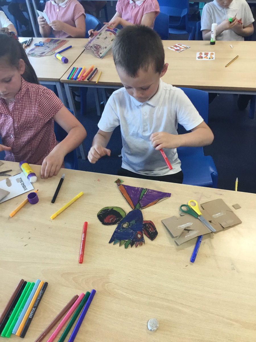 Y4RedgateCP's tweet photo. Another fabulous activity making 3d abstract portraits for #skyarts week #rcpwellbeing #rcpl4l https://t.co/sshaPJw99Y