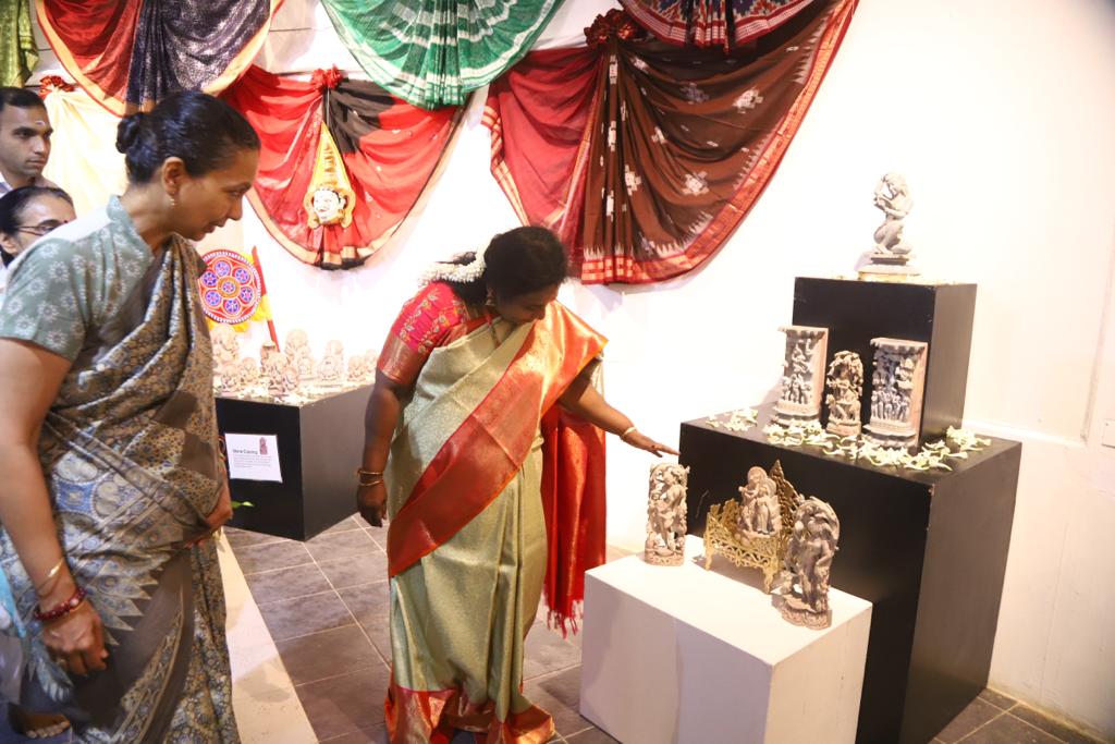 Inaugurated 'Art, Photographic and Odisha Handicrafts Exhibition' at #Auroville Foundation.alongwith Auroville Secretary Smt.@JayantiRavi
IAS.

Emphasized the role of #handicraft sector that plays a vital role in creating employment & promoting businesses.