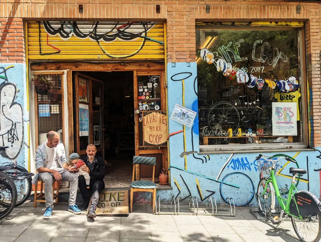 ¡Peña!
¡Hemos encontrado un nuevo hogar!
Es en la calle Fe número 9 🏠💜
La mudanza será este próximo sábado 24 ⏳
Hemos quedado a las 18:30h en el local actual en Fixi, Calle Embajadores 29.
Si podéis y os apetece, os agradeceremos infinito la ayuda 🙏☺️
