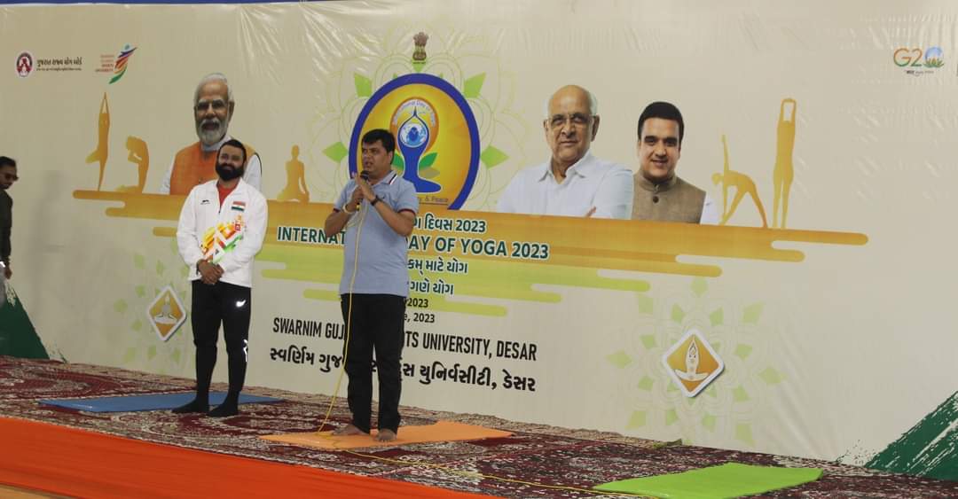 DrArjunsinhRana's tweet photo. सावली विधानसभा के माननीय विधायकश्री @KetanInamdarMla जी इस कार्यक्रम के मुख्य अतिथि के तौर पर उपस्थित रह कार्यक्रम मे हिस्सा लेके विद्यार्थीओ का हौसला बढ़ाया। योग को हमारे नित्य जीवन का हिस्सा बनाने और परिवार,मित्रोंके साथ रोज योग करने की शपथ सभी उपस्थित लोगो को ग्रहण करवाई।(2/3) https://t.co/lTRBmLgDR8