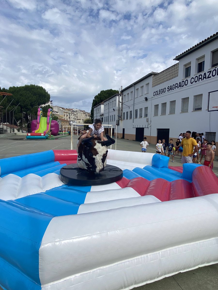 scorazoncoria's tweet photo. Celebramos juntos el fin de curso.🎉🥳
Durante esta mañana, todos los alumnos hemos realizado una gran fiesta de juegos en el colegio.
Pasamos un rato divertido para despedir el curso escolar.👋 https://t.co/Wf8w4w6L3s