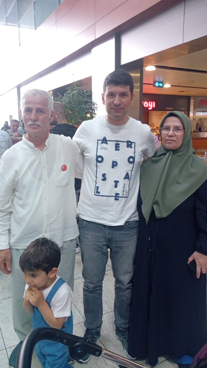Şehit ve Gazi ailelerinden sorumlu İlçe Başkan yardımcımız Mahmut Girginer,  Şehidimiz Arif Kalafat 'ın ailesini hac vazifesini yerine getirmek üzere  yolcu etti.