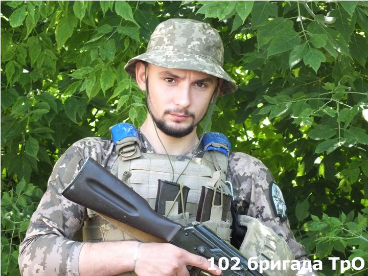 «Кайзер», оператор Mavic 3 мінометної батареї 102-ої бригади ТрО, раніше в армії ніколи не служив і не мав наміру, вчився на теолога, вважає себе миролюбною людиною і не любить зброї. 
Читайте статтю
facebook.com/102brygadaTROI…