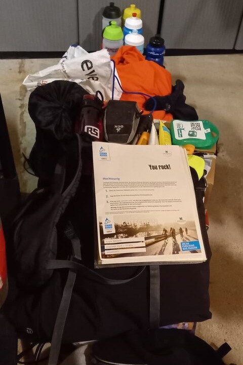 RSOnlineDACH's tweet image. Bald geht es los, das große Rennrad-Abenteuer unserer 8 mutigen Kollegen: Die Charity Stoneman-Tour im Ergzgebirge. Sonnenmilch, Regenkleidung, Erste-Hilfe-Pack. Fehlt etwas? Ein Dank den Sponsoren Uvex, Fluke, Bosch, Rocol und Scrubs. Mehr dazu: weare.rs/44cE0pY 
#wearers