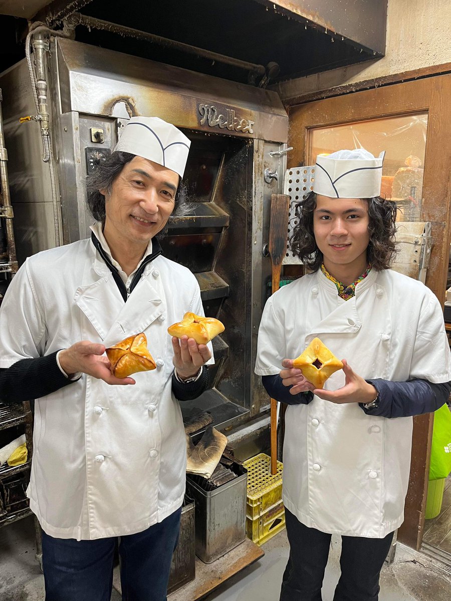 htogi999's tweet photo. 日テレ「モストバリュアブル芸能人」　
結構たっぷり扱ってくれてた。
ちっちもママ友もパン屋さんも楽しそう
その中でパン屋さんが言ってた僕のオリジナルパンはこんなの。
「ひできのおやつ」と「秀樹の欧風ブランチ」
奥沢駅近くの「コモス」

#comus
#コモス
#東儀秀樹
#東儀典親
#オリジナルパン https://t.co/7opT2Rg9Z1