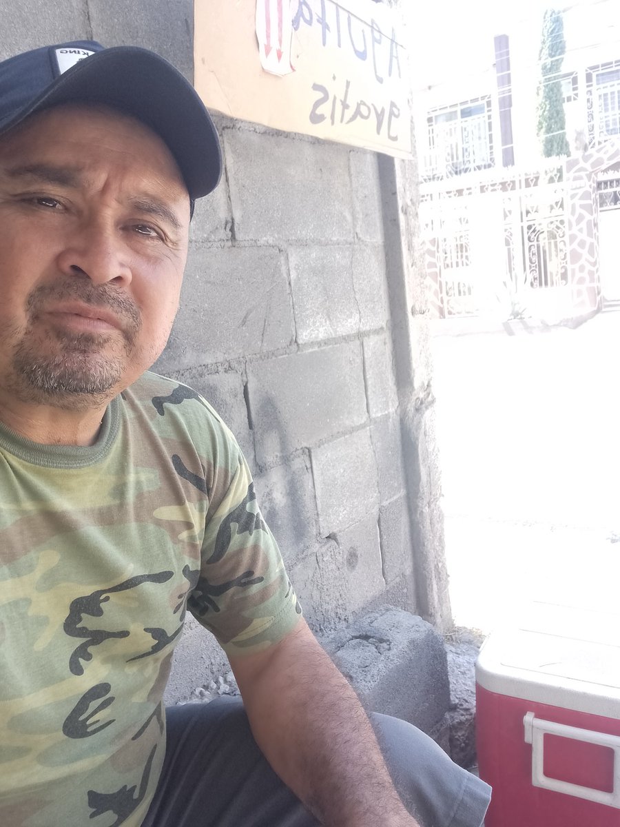 JorgeJaime_1's tweet photo. Hoy no me siento muy bien pero nimodo hay que darle por amor a ellos y repartir agüitas a cuidarse mucho tomar mucha agua y suero 🙏 si me apoyas con un pesito de ❤️ muchas gracias 🙏🙏 número de cuenta abajito banco azteca https://t.co/9vV0tlzRQo