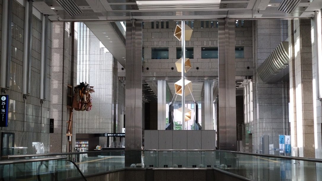 binokyojintachi's tweet image. 【#東京都庁】
日本を代表する建築家 #丹下健三 の設計です。大聖堂を思わせるツインタワーにファサードの繊細な表現。細部まで考え抜かれた建築は当時史上最大規模といわれたコンペで選ばれました。
#新美の巨人たち