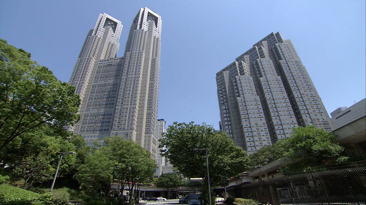 binokyojintachi's tweet image. 【#東京都庁】
日本を代表する建築家 #丹下健三 の設計です。大聖堂を思わせるツインタワーにファサードの繊細な表現。細部まで考え抜かれた建築は当時史上最大規模といわれたコンペで選ばれました。
#新美の巨人たち