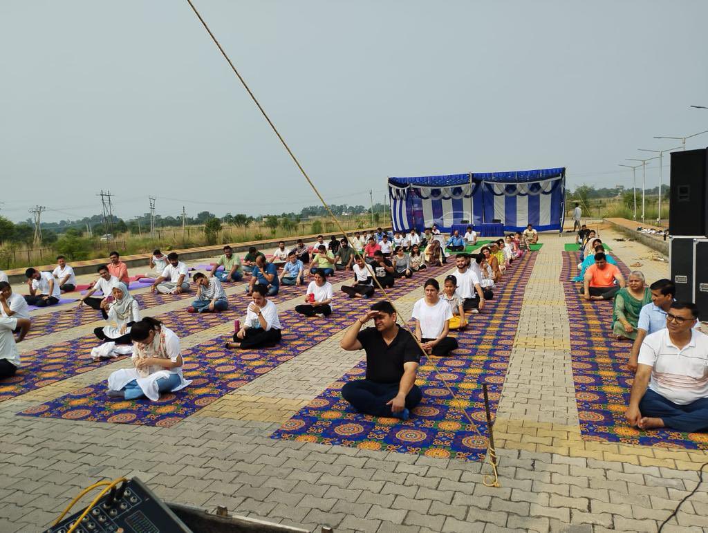 dmjammuofficial's tweet photo. #YogaDay2023 celebrated across different Tehsils of #Jammu
#InternationalDayofYoga2023 
@diprjk https://t.co/qALE1zluvL