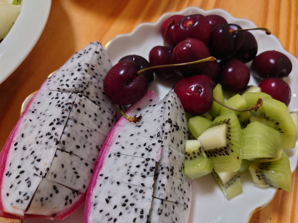 seposan1's tweet photo. 晩飯はアボカドとクラッシュナッツをトッピングした豊岡の #CafeNICO さん風タコライスと、オイル、フレーク、ミルク3種類のココナッツを使ったチキンカレーを作りました。明日は有給で弁当お休み。
#おうちごはん #Twitter家庭料理部
#料理好きな人とつながりたい
#せぽめし https://t.co/0OyiTAG4Ji