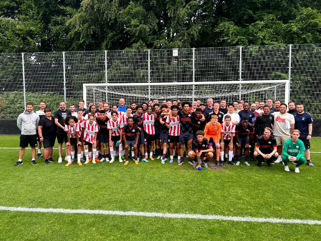 _B_Rodgers's tweet image. An Incredible 7 Days of Learning in Eindhoven. Developing and shaping the football brain! Key reflections

- Protecting the ⚽️ Environment
- Application of Tactical Principles
- Theorising Football / Conversations
- Extending your Boundaries
👏

@raymondverheije
@FootballCoachEv