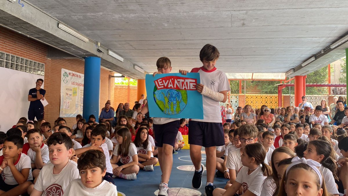 smp_feye's tweet photo. Estamos orgullosos de las huellas que han dejado nuestros chic@s de 6º. Recordad “que el sueño más grande es el De Dios, y ese sueño eres tú” #levántate #feye #LaProvi #findecurso https://t.co/hE71bVfujV