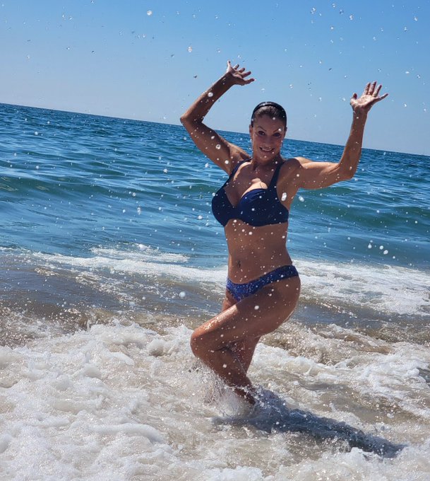 Summer Time  🌞👙👣 https://t.co/4mB7zSTLdB