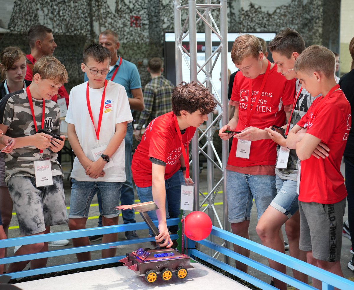 Instruct_Uitg's tweet photo. Planet Robot was een groot succes! Diverse teams zijn met hun zelfontworpen robots de strijd met elkaar aangegaan. Het ging er hard aan toe! We blikken terug op een fantastisch eerste editie en danken iedereen die heeft deelgenomen aan Planet Robot.

👉https://t.co/ljXjGqSNBy https://t.co/BNwNSHNWjC