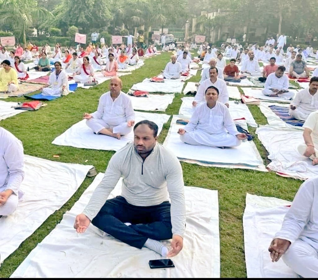 BJYM4Gzb's tweet photo. महानगर अध्यक्ष युवा मोर्चा श्री सचिन डेढ़ा जी  की तरफ से आप सभी को अंतर्राष्ट्रीय योग दिवस की हार्दिक शुभकामनाएं। 

#InternationalYogaDay23 
@BJP4India 
@Bhupendraupbjp
@myogioffice @sachindedha123
@NaveenUppal8 https://t.co/XPuoEWH05G