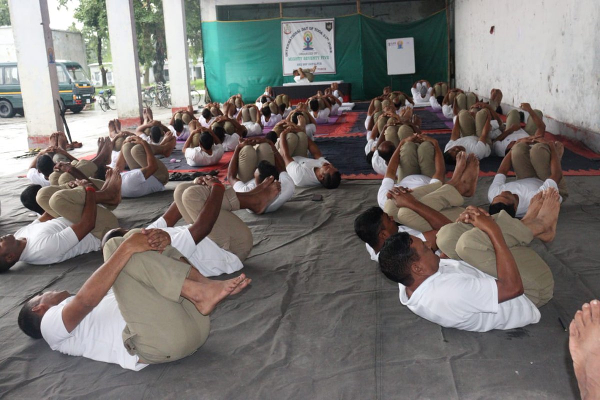 BSF_Guwahati's tweet photo. Glimpses of 9th International Yoga Day celebrated by #Bordermen of  75 Bn  &amp;  138 Bn   under @BSF_Guwahati Ftr at Indo-BD border.

#UnityInYoga #YogaWithBSF https://t.co/ObSNzDRzkT