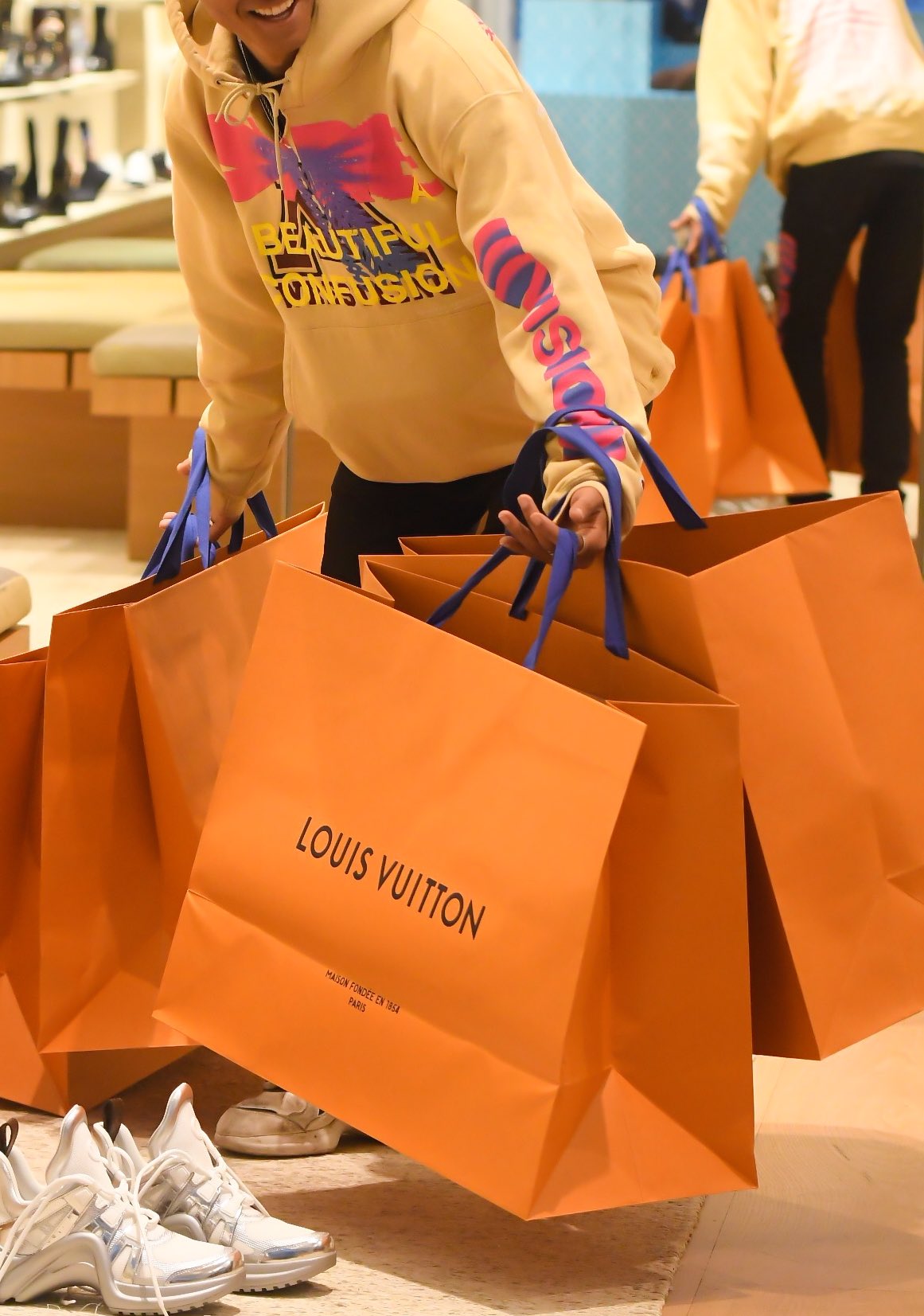 Rebeca Maccise on X: La shopping bag de Louis Vuitton by Pharrell Williams  #LVMenSS24  / X