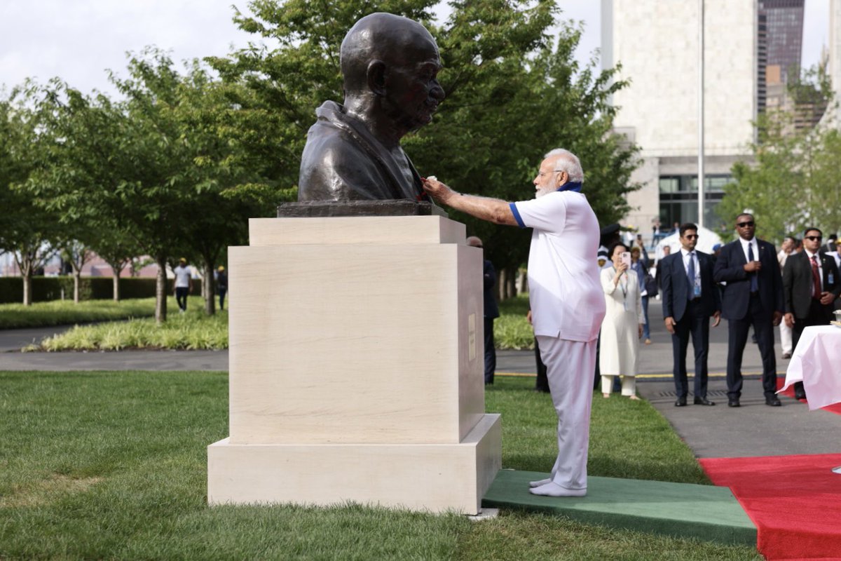 Yoga for peace, Yoga for harmony!
 
Ahead of the #IDY2023 event, PM @narendramodi paid heartfelt tributes at the Wall of Peace and the Mahatma Gandhi Statue situated in the north lawns of @UN HQ. 

The message of peace and harmony embodies the spirit of Yoga.