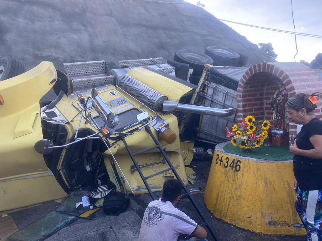 AutoviaBP's tweet photo. #ABPInforma que se presenta cierre temporal en la vía  Bucaramanga Pamplona por derrame de combustible y carbón en el sector del KM 8, en el sentido Bucaramanga Pamplona, por esta razón la vía se encuentra cerrada de manera preventiva por trabajos de limpieza.

@numeral767 https://t.co/atC2uPlf4C