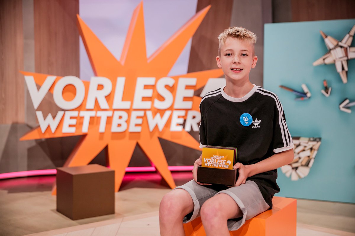 Mika aus Niedersachsen gewinnt den Vorlesewettbewerb 2022/23! Herzlichen Glückwunsch 🎉

Vielen Dank an alle Finalist*innen, unsere Moderation, die tolle Jury, den rbb und alle Beteiligten 👏

Copyright: Mo Wüstenhagen
#vorlesewettbewerb @boev