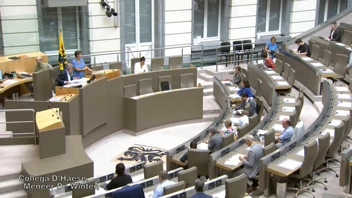 Met verbazing kissebis debat #vlaamsparlement gevolgd. VLAAMSE volksvertegenwoordigers, betaald door VLAANDEREN in het VLAAMS parlement, die een probleem hebben met de VLAAMSE vlag die vooraan in het halfrond/parlement staat 😳met @pvda @vooruit voorop! WTF?! Serieus? ...