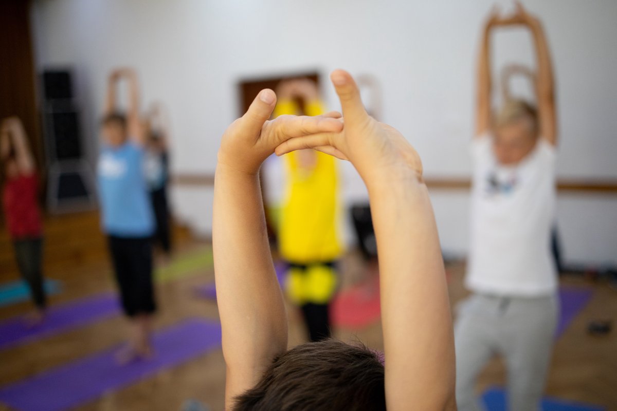 #DYK? Students who practice yoga can experience improved flexibility, endurance, & focus! 
💪 💡
Visit @CDCgov for yoga tips & activities that students can try at home and in the classroom: cdc.gov/healthyschools… #InternationalYogaDay #Yoga #SummerLearning