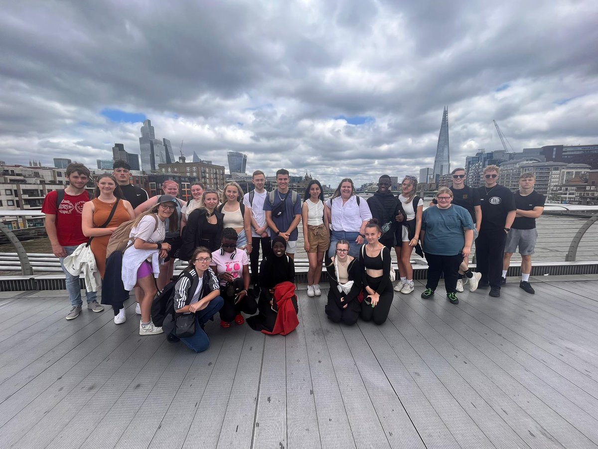 SOTCollege's tweet photo. #ChallengeLDN 🎡📍 is in full swing! Our staff and students arrived in London yesterday afternoon and have since visited various prominent landmarks. 

They began the day with a two-hour guided walking tour, stopping at each landmark and ending at the Tower of London! https://t.co/nWY58mARxp