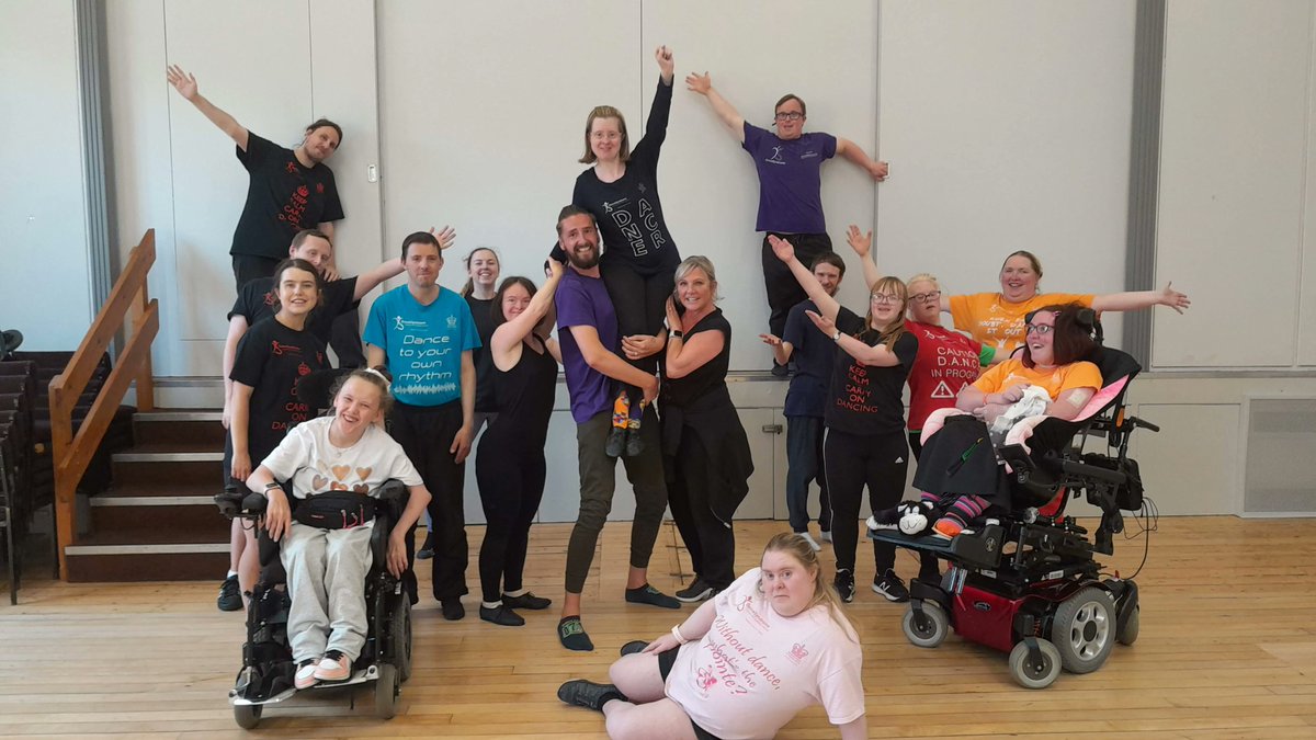 We love this picture of Jen Blackwell being supported by #TeamDS! Jen was thrilled to catch up with the team today & share the amazing news that she was recognised with a BEM in the #KingsBirthdayHonours 💜💙 💃 👩‍🦼 🕺  

Read the full story:
bit.ly/Jen-Blackwell-…
#LDWeek2023