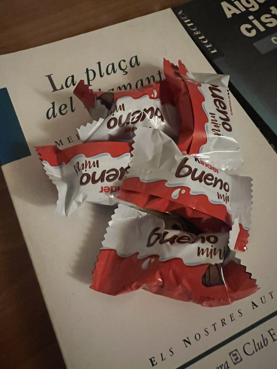 CassandraFont's tweet photo. Jo anit: Tinc gana de  Kinder Bueno
Ell: Has vist lo que t’he deixat en la mesita?
🫠🫠🫠🫠🫠🥰🥰🥰🥰🥰 https://t.co/9TdTrqZyFj
