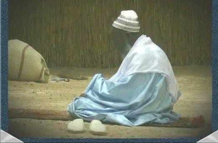 salioumbackefa1's tweet photo. Pendant la nuit du mercredi au jeudi , apres la priere de maghrib avant celle de isha , celui qui pris deux rakat en récitant pour chaque rakat : fatiha 1fois , kursiy 5fois , ixlaas 5fois , falaq 5 fois , nass 5fois. Puis apres le salut final fait 15 istighfar. https://t.co/uGjEUdUpAp