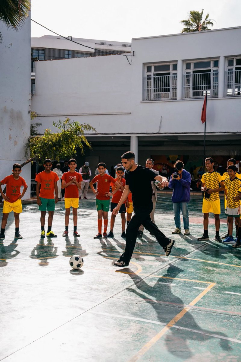 They watch their example, they will be like him in the future, hope is everything. 🕊️

#ForAStepFurther 
#AchrafHakimiFoundation 
#hope #hopeiseverything 
#مؤسسة_أشرف_حكيمي 
#Association_achraf_hakimi