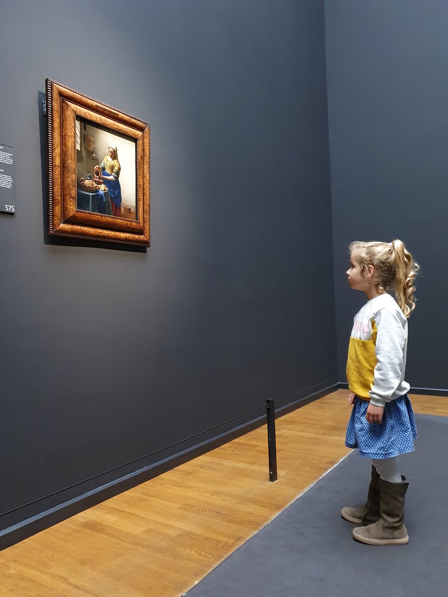 Our Milkmaid is back at the Gallery of Honour and she already has a matching visitor. 💙

📸 What a great shot by Joost Baljon

Use #Rijksviews to get your photo featured!

🚨 Discover more of our Stories: rijksmuseum.nl/en/stories