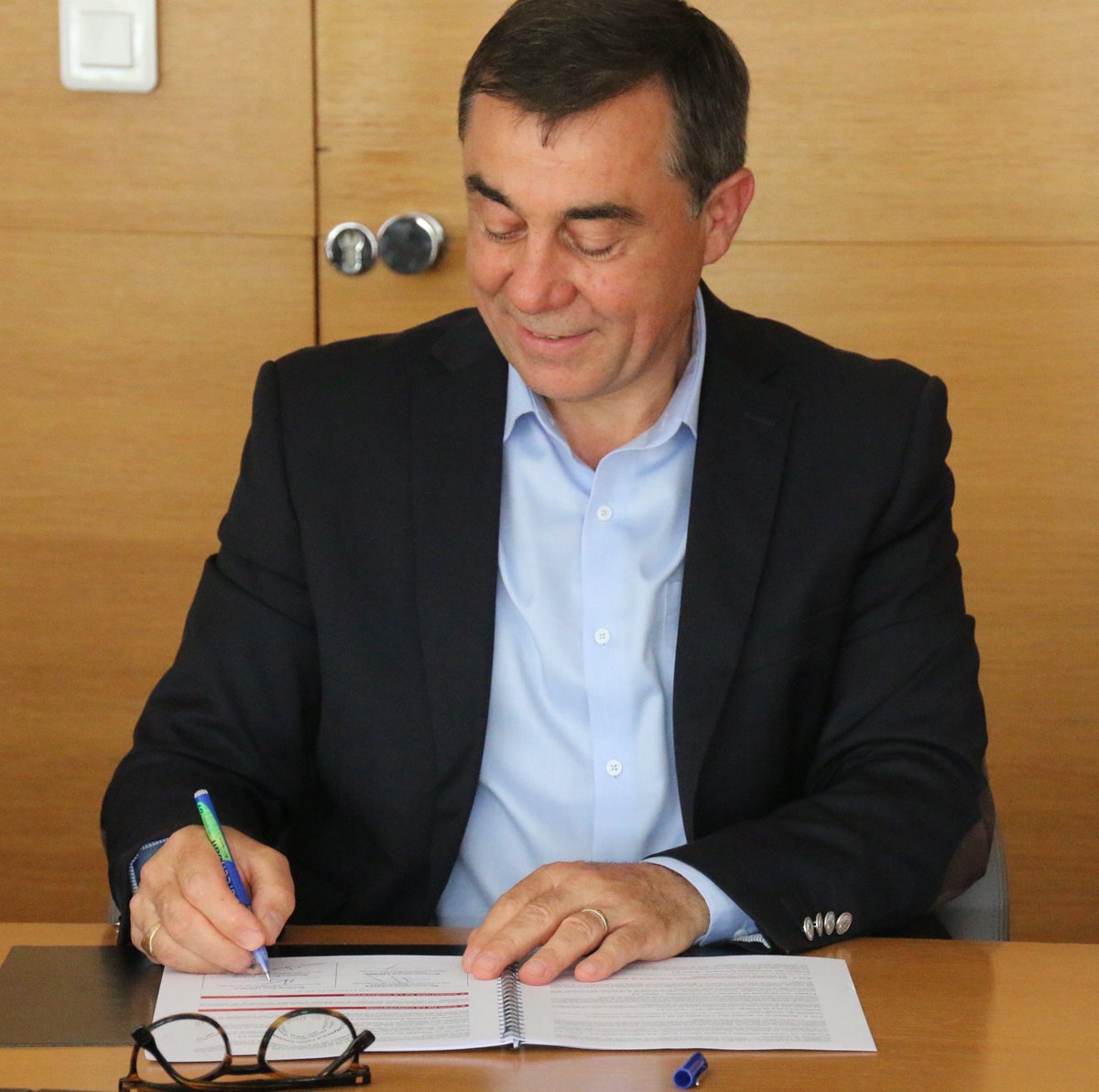DepVendee's tweet photo. ✍️ Ce mercredi, @a_leboeuf, président du @DepVendee, a signé la Convention de services comptables et financiers 2023-2025 avec la #DDFiP Vendée.
Objectifs ? Poursuivre la collaboration active entre ces deux partenaires afin d’assurer la bonne gestion financière du Département. https://t.co/OJz7jnqkv9