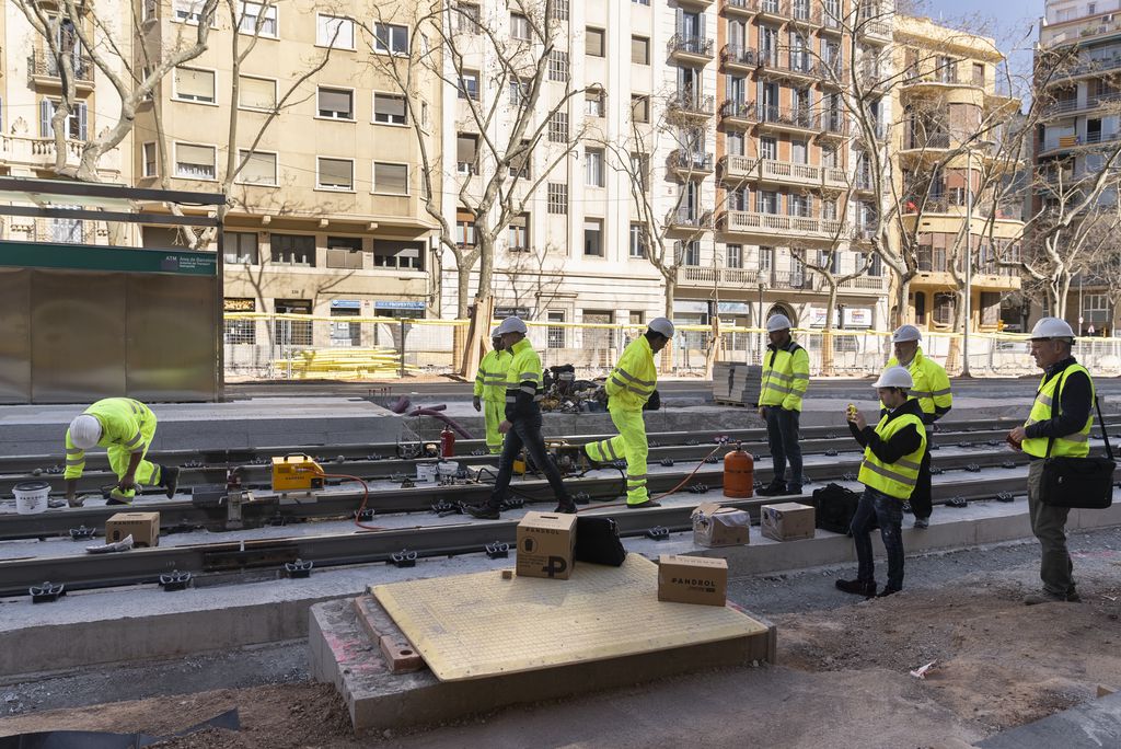 🚧 Afectacions per les obres del tramvia

🗓️ Des del 26 de juny, les tasques d’execució de la plataforma tramviària comportaran diverses restriccions de trànsit  als carrers de Mallorca, València i Nàpols.

Detalls ℹ️  via.bcn/Z5qH50OTr34
@BCN_Mobilitat