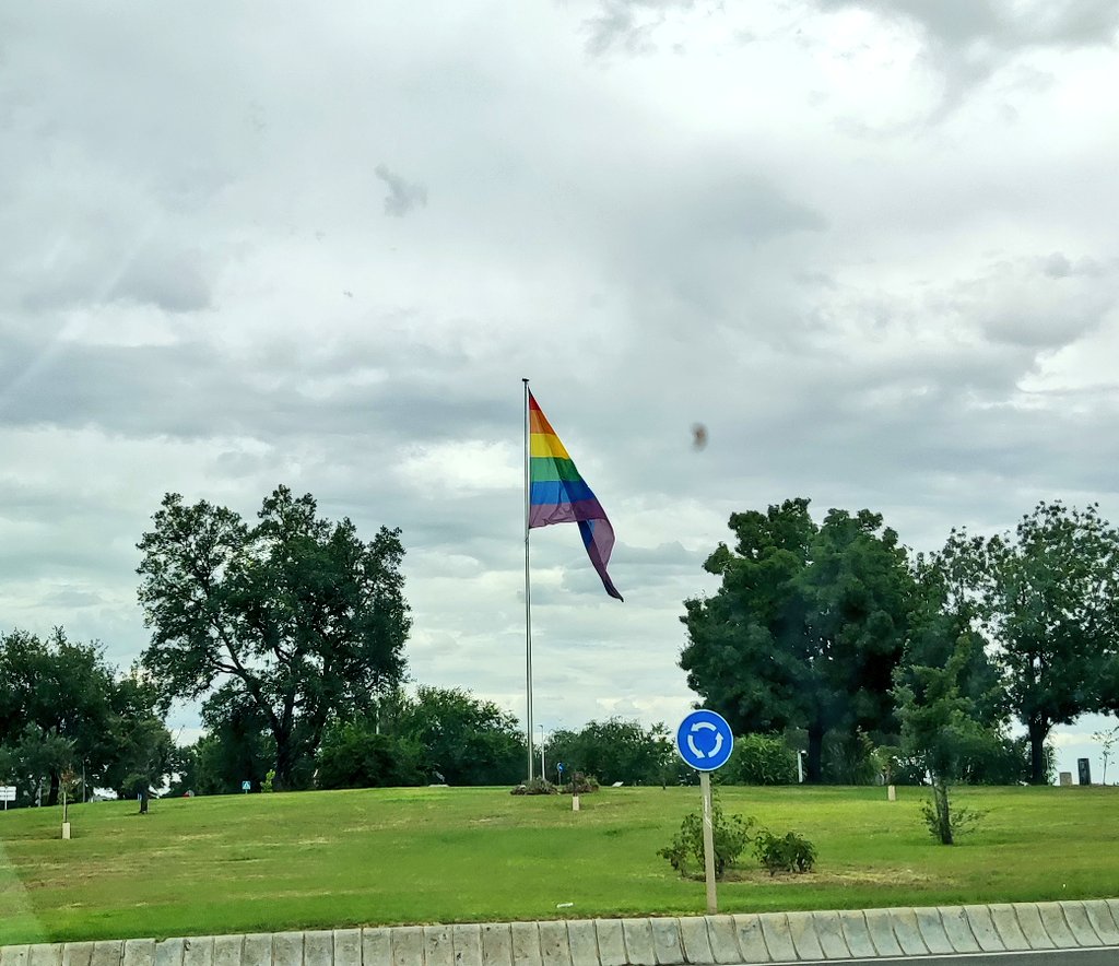 Vivo en una ciudad <a href="/ayto_merida/">Ayuntamiento de Mérida</a> llena de banderolas con las caras del <a href="/Festival_Merida/">Festival Internacional de Teatro Clásico de Mérida</a> y con una rotonda de la Autonomía abogando por la diversidad y el respeto. ¿Tú dónde vives? #culturaydiversidad #ciudadamable #Orgullo #capitaldeextremadura